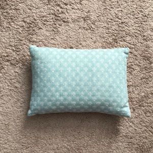 • accent throw pillow •